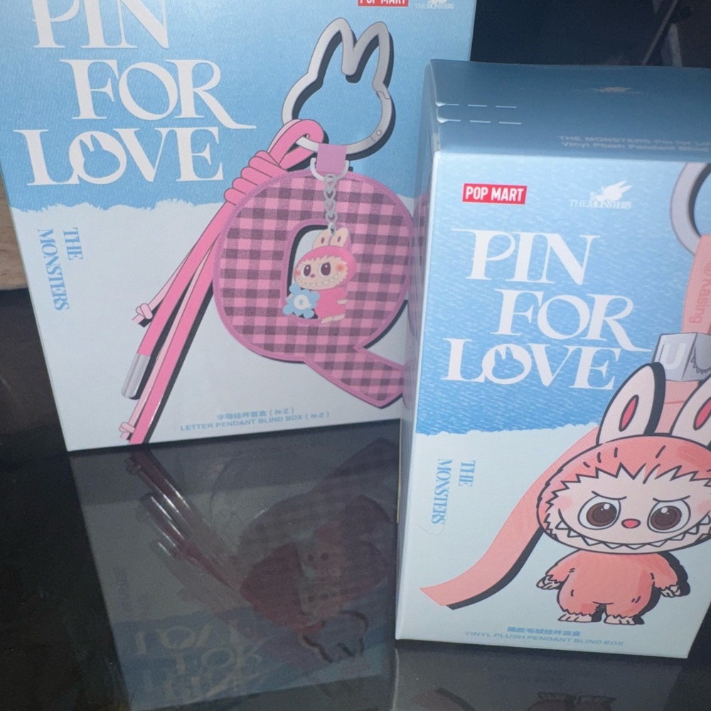 Pop Mart Pin for Love Keychain Set, LETTER Y